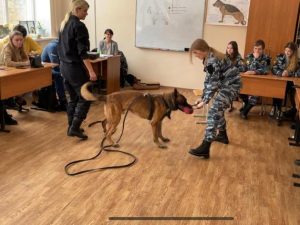 Кинологи Шереметьевской таможни поделились опытом дрессировки служебных собак со студентами