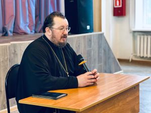 В ДИНО состоялась встреча настоятеля Сретенского храма г. Дмитрова протоиерея Дмитрия Скидаленко со студентами.